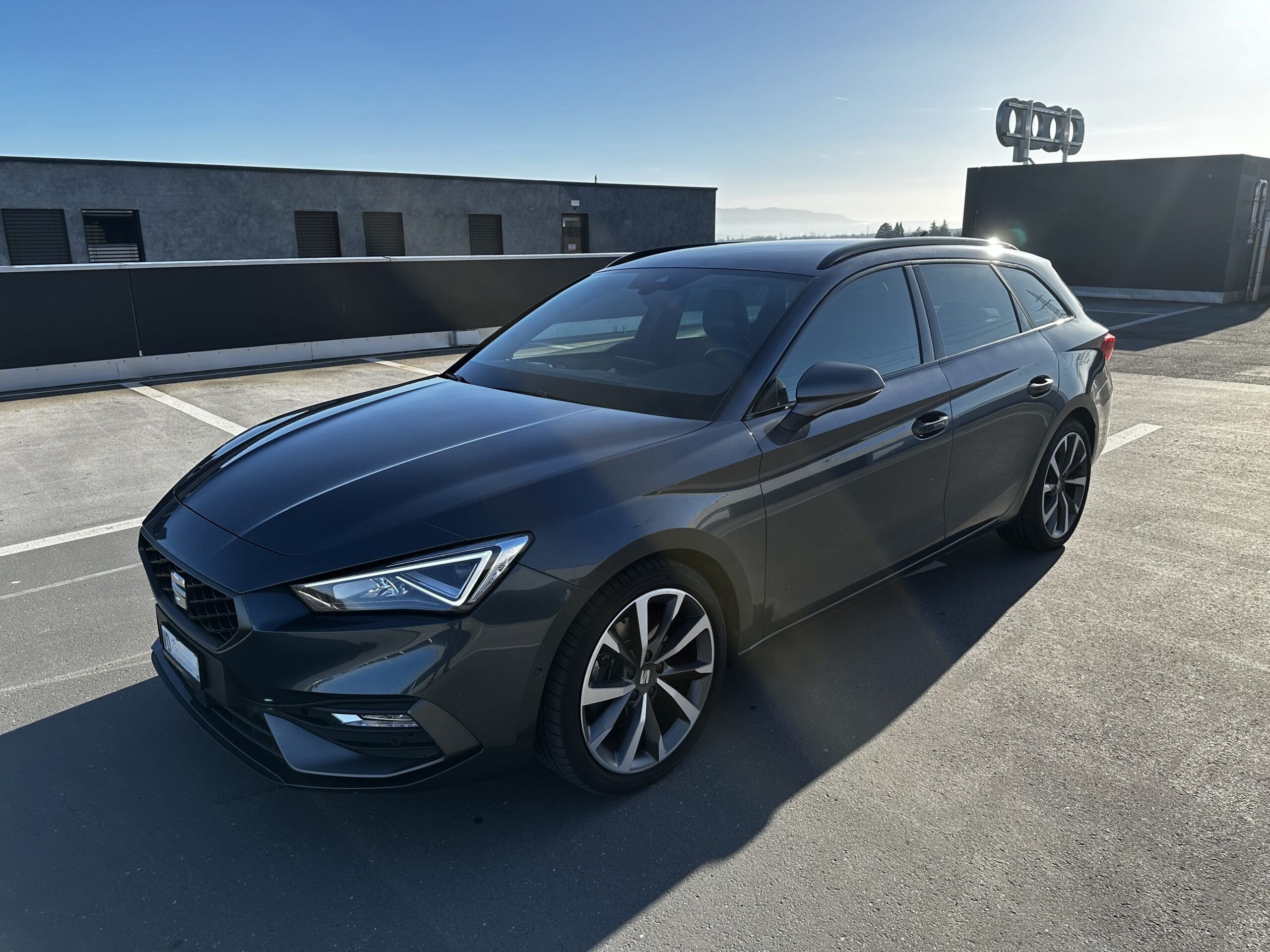 Vue avant de la seat Leon destinée à la location sur Nyon en Suisse